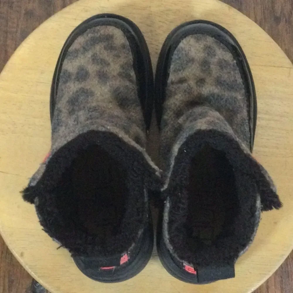 Kids Hey Dude‎ Winter Camo Fuzzy Boots 2Y